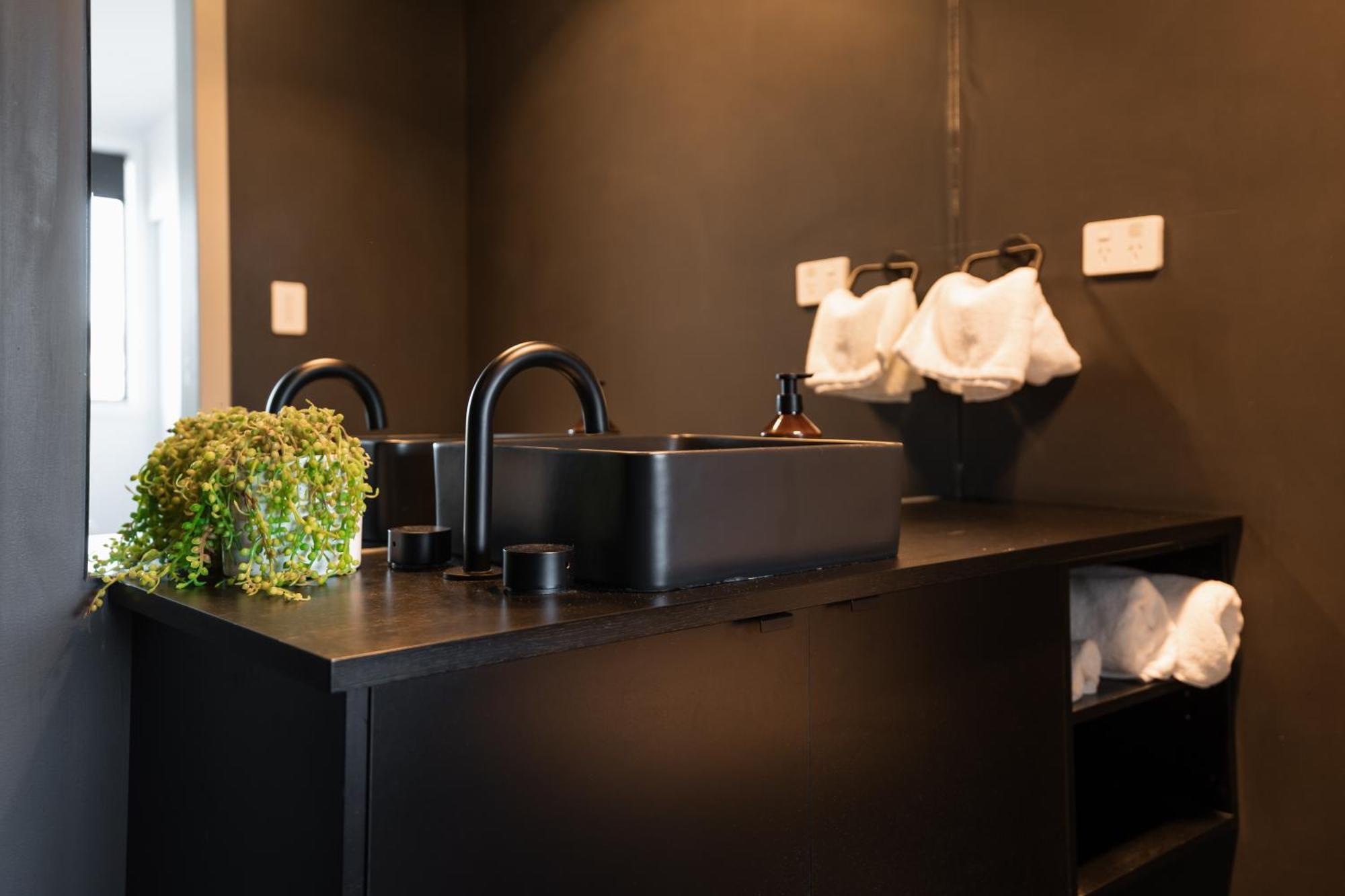 Change Overnight Launceston Bagian luar foto